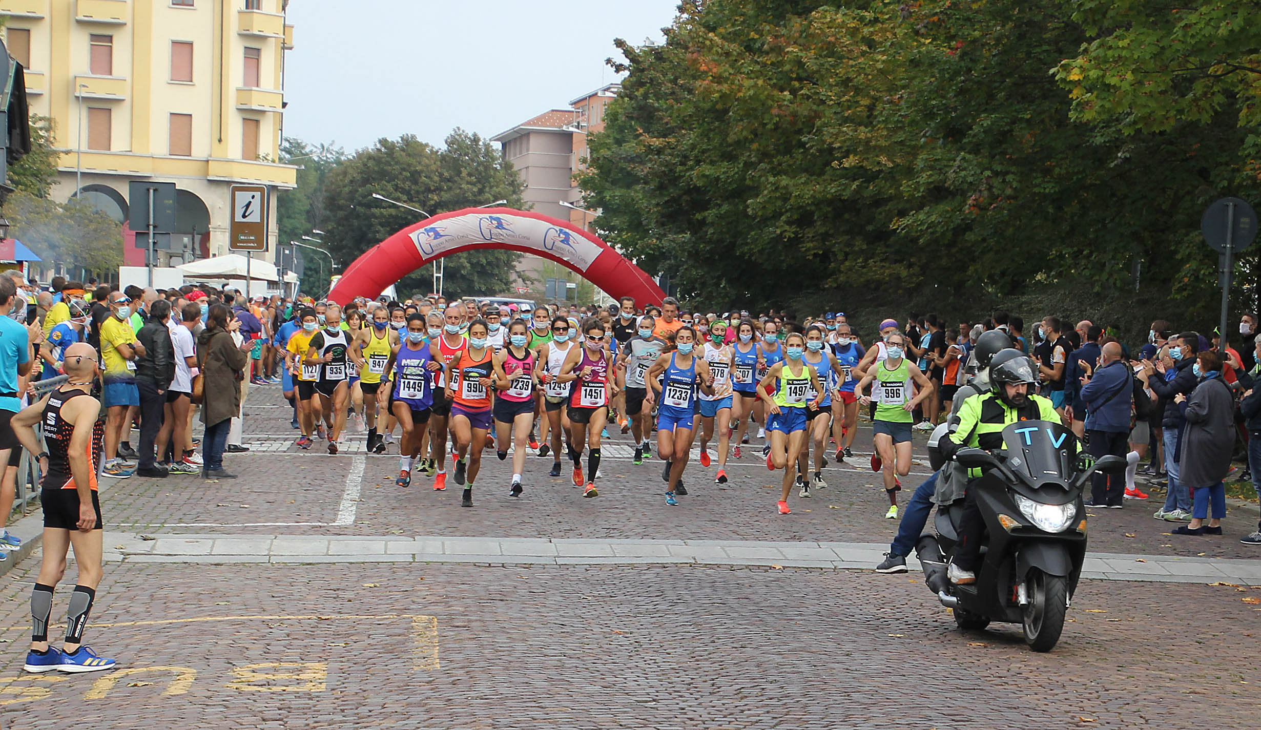 La partenza della gara femminile della 45a edizione della Biella-Oropa 2020