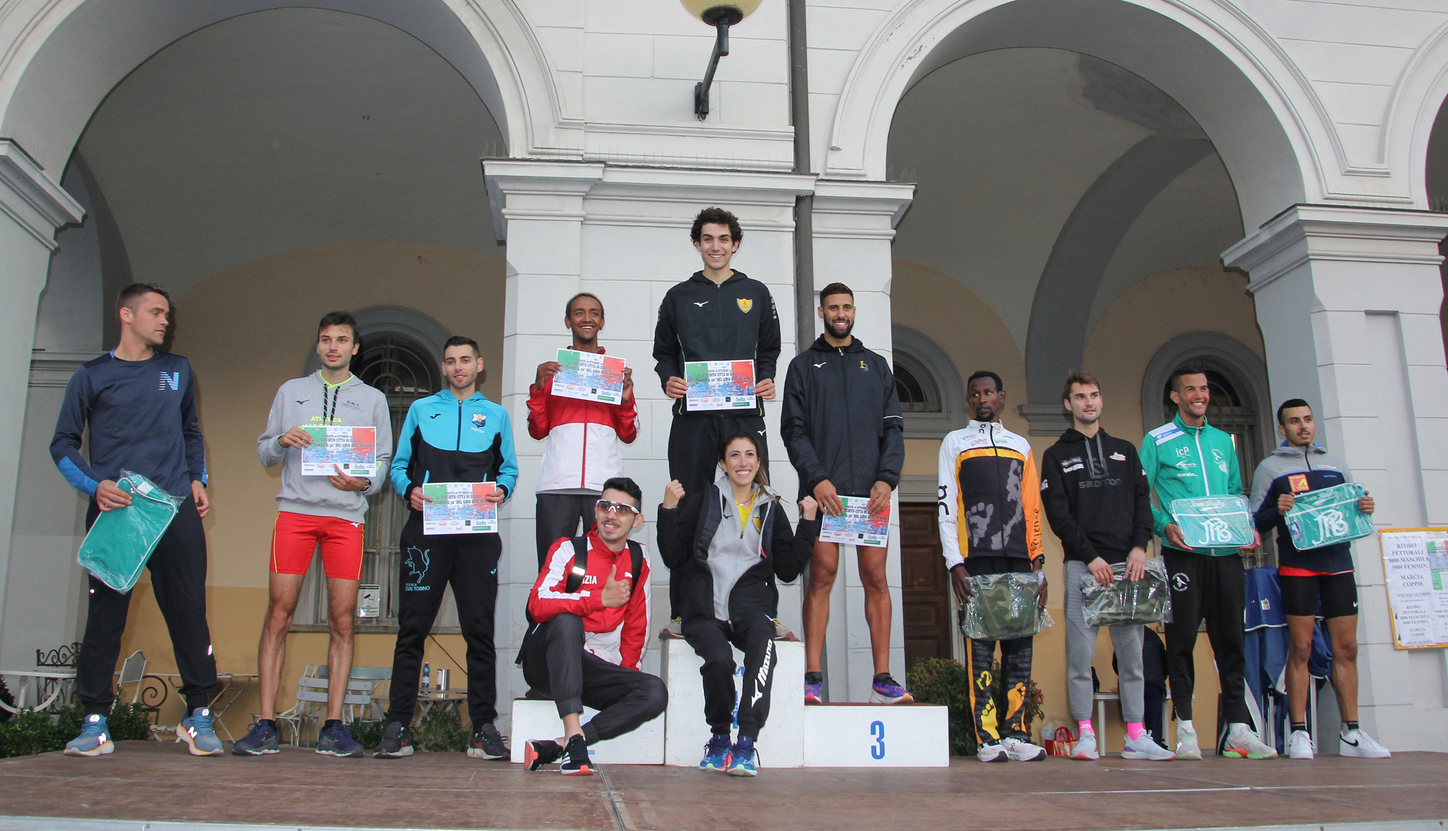 La premiazione della gara dei 3000 metri maschili del circuito città di Biella