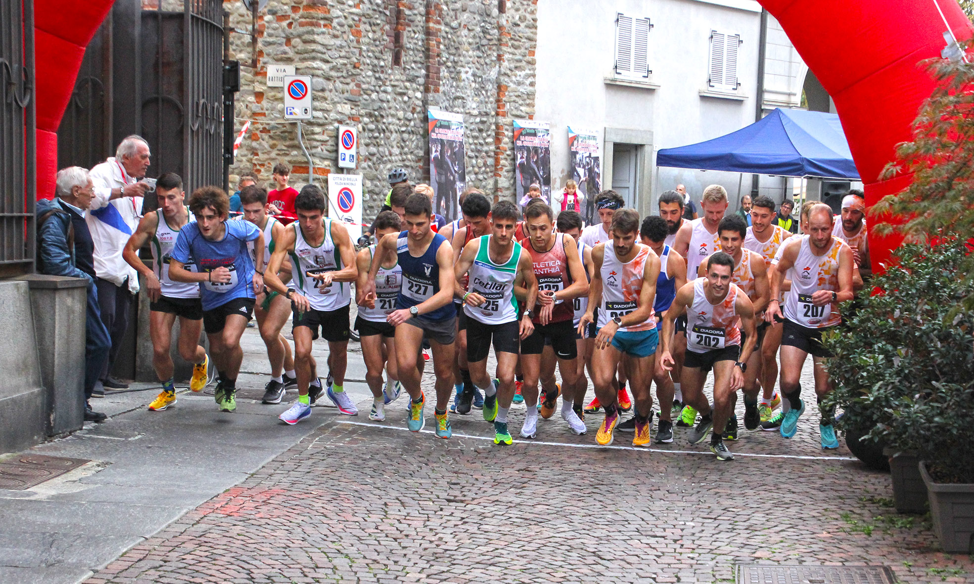 30° Circuito Città di Biella - Partenza del miglio maschile amatori La partenza del miglio maschile amatori
