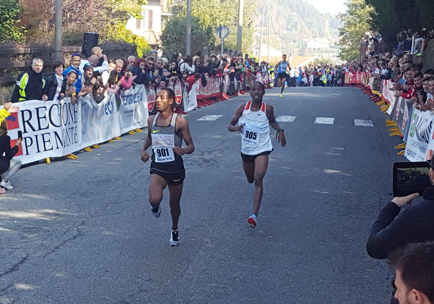 L'arrivo in volata tra gli uomini al Giro Podistico di Pettinengo 2017