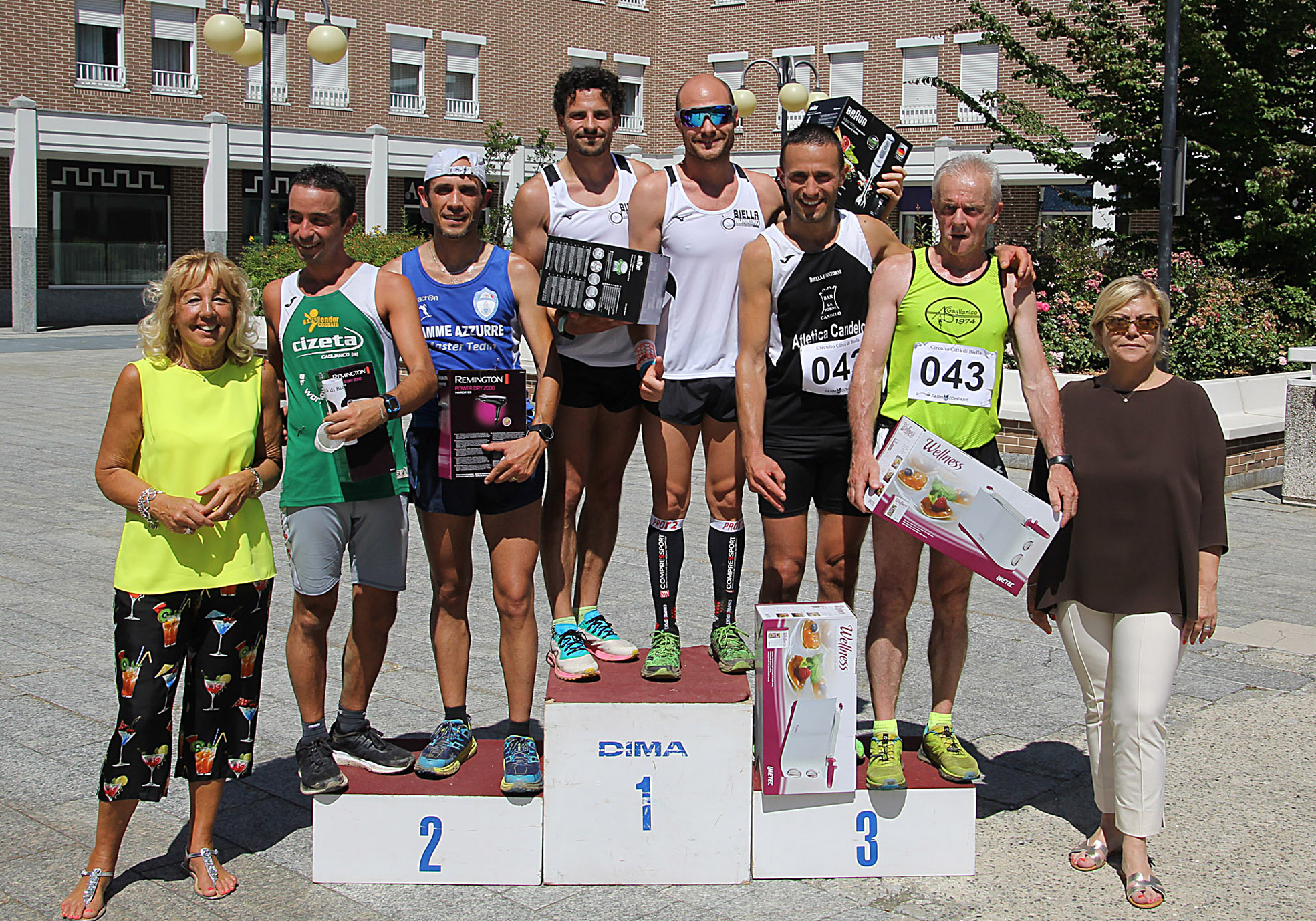 Il podio della gara a coppie vinta da Occhilupo e Biolcati Rinaldi 2019 Urban Trail - Podio gara a coppie 21 Km